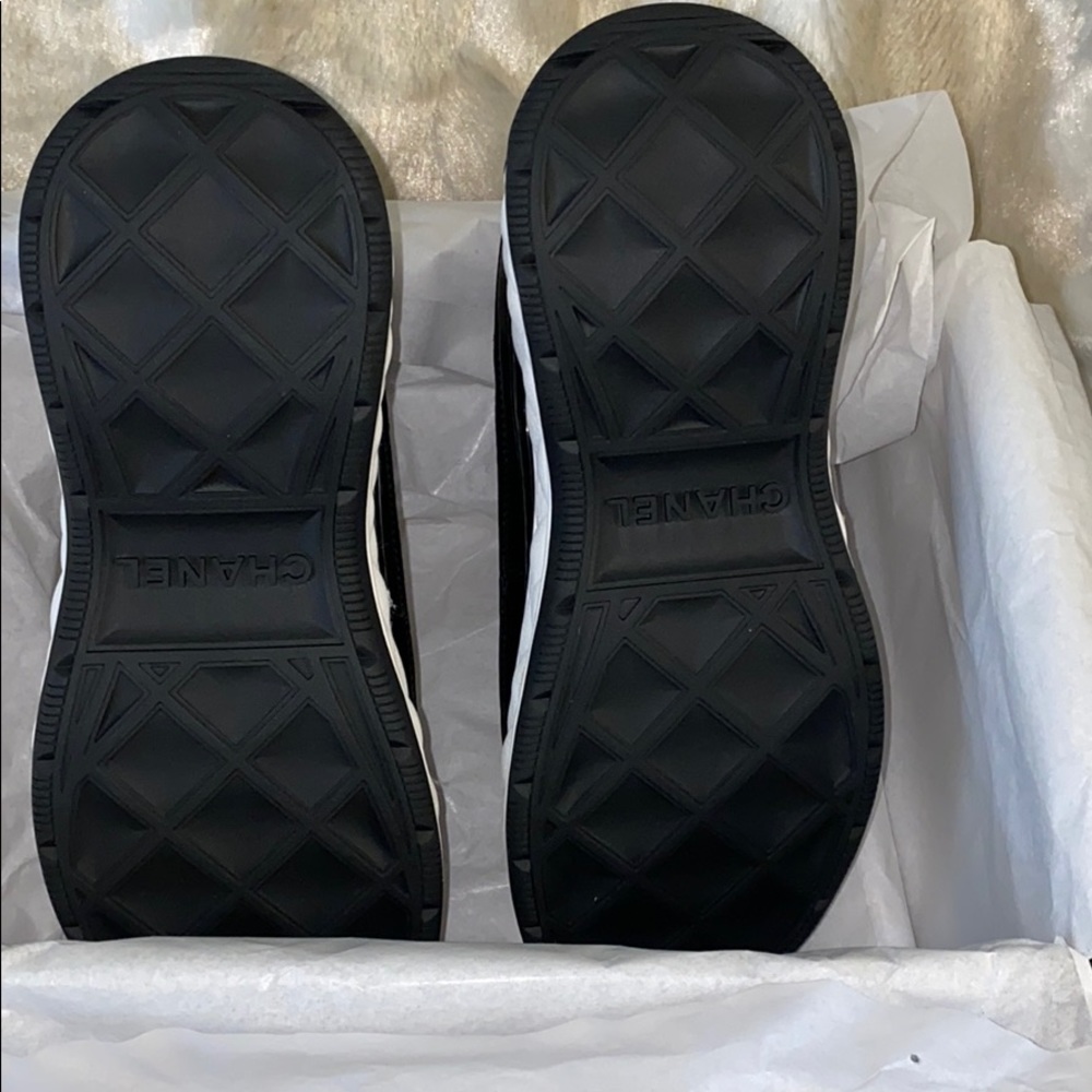 ❌SOLD❌ BRANDNEW IN BOX CHANEL RUNNERS - Picture 4 of 8
